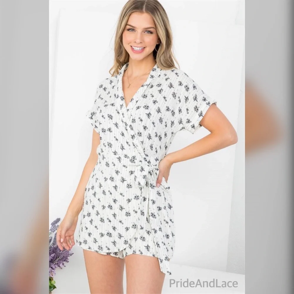 🆕 OFF WHITE FLOWER PRINT V-NECKLINE SURFPLICE ROMPER - Picture 2 of 6